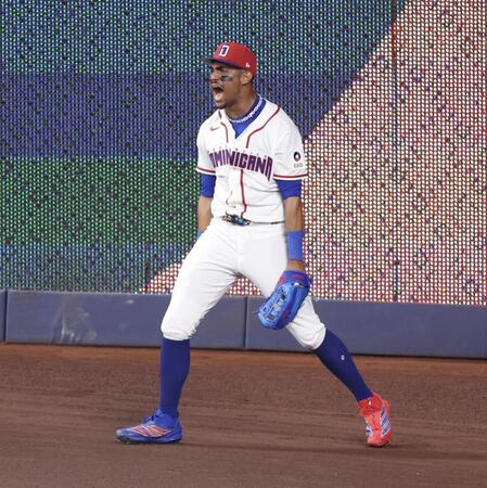 ５回、アーロン・ジャッジの大飛球を好捕し、ほえるドミニカ・ロドリゲス（撮影・伊藤笙子）