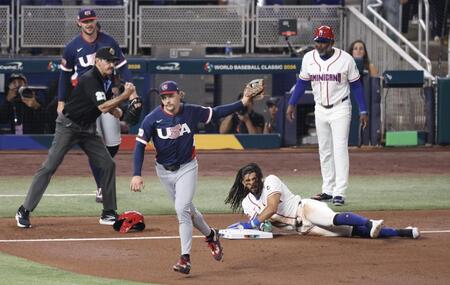 ３回、マルテの右前打で三塁を狙うもアウトになるドミニカ・タティスＪｒ．（撮影・伊藤笙子）