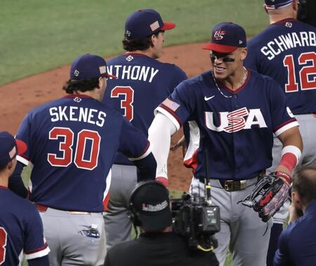 決勝進出を決め、スキーンズ（左）と喜ぶアメリカ・ジャッジ（撮影・伊藤笙子）