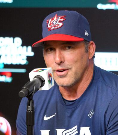 会見で試合を振り返る米国・デローサ監督（撮影・伊藤笙子）