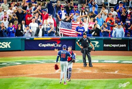 　勝利しミラーとタッチをかわすスミス（ロサンゼルス・ドジャース提供）