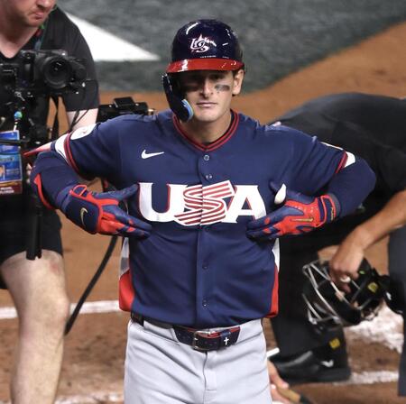 ３回、勝ち越しソロを放ち、胸のロゴを見せるアメリカ・アンソニー（撮影・伊藤笙子）