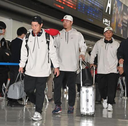 帰国した（左から）野球日本代表侍ジャパン・坂本誠志郎、佐藤輝明、森下翔太＝成田空港（撮影・持木克友）