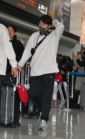 帰国した小園（撮影・持木克友）