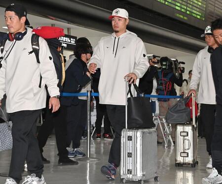 帰国した佐藤輝（撮影・持木克友）