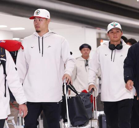 帰国した佐藤（左）と森下