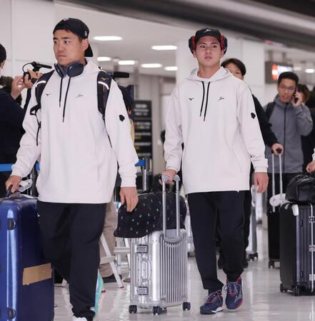 ＷＢＣを終え、帰国した金丸㊨と中村悠　※※　＝成田空港