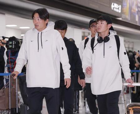 帰国した源田（左）と牧原大