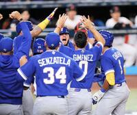 ６回、逆転を喜ぶベネズエラ（撮影・伊藤笙子）