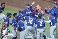 ５回、逆転３ランのアブレイユ（１６）を迎えるベネズエラナイン＝マイアミ