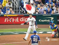 １回、大谷が右中間に先頭打者本塁打を放つ。投手Ｒ・スアレス（共同）