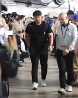 足を引きずりながら歩く鈴木