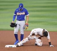 １回、二盗を仕掛けた際に足を痛める鈴木（右）＝撮影・伊藤笙子