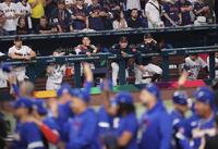 ベネズエラに逆転負けを喫し、ぼう然とする侍ジャパンナイン（撮影・伊藤笙子）