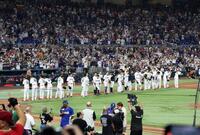 　ベネズエラに逆転負けを喫し、試合後一礼する侍ジャパンナイン（撮影・伊藤笙子）