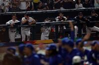 ベネズエラに敗れ、ぼう然とする侍ジャパンナイン（撮影・伊藤笙子）