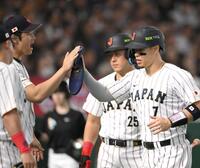 ベンチで大谷（左）に迎えられる佐藤輝＝１０日