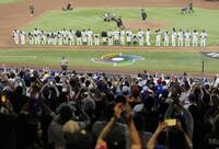 ベネズエラに敗れ、スタンドのファンにあいさつする日本代表の選手たち（共同）