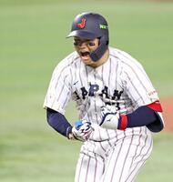 ３回、３ランを放ち、雄たけびを上げる（撮影・伊藤笙子）