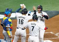 ３回、３ランを放った森下を迎える大谷（１６）と佐藤輝（７）＝共同