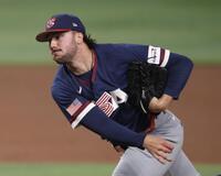 力投する先発の米国・スキーンズ（撮影・伊藤笙子）