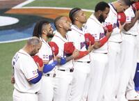 国歌を斉唱するドミニカナイン（撮影・伊藤笙子）