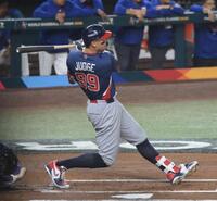 １回、左前打を放つ米国・ジャッジ（撮影・伊藤笙子）