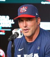 会見で試合を振り返る米国・デローサ監督（撮影・伊藤笙子）