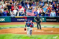 　勝利しミラーとタッチをかわすスミス（ロサンゼルス・ドジャース提供）