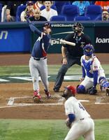 　ドミニカ共和国戦の４回、米国のヘンダーソンがソロ本塁打を放つ。投手セベリーノ