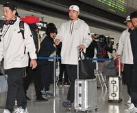 帰国した佐藤輝（撮影・持木克友）