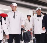 帰国した佐藤（左）と森下