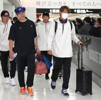 ＷＢＣを終え、帰国した高橋宏（手前右）と大勢（同左）