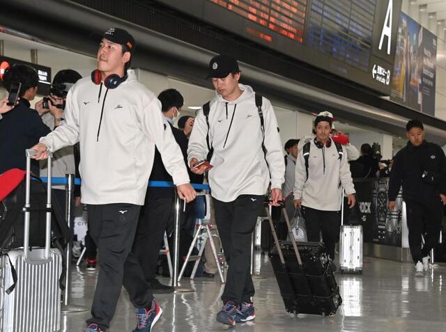 帰国した隅田（左）ら野球日本代表侍ジャパンの選手団（撮影・持木克友）