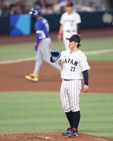 　５回、ガルシア（奥）に２ランを浴びた隅田