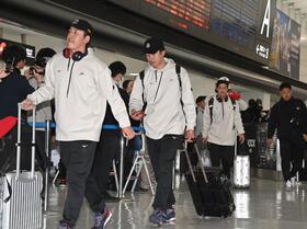 帰国した隅田（左）ら野球日本代表侍ジャパンの選手団（撮影・持木克友）