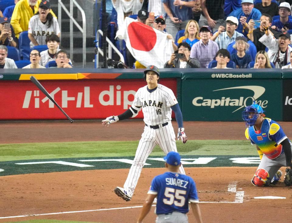 １回、大谷が右中間に先頭打者本塁打を放つ。投手Ｒ・スアレス（共同）