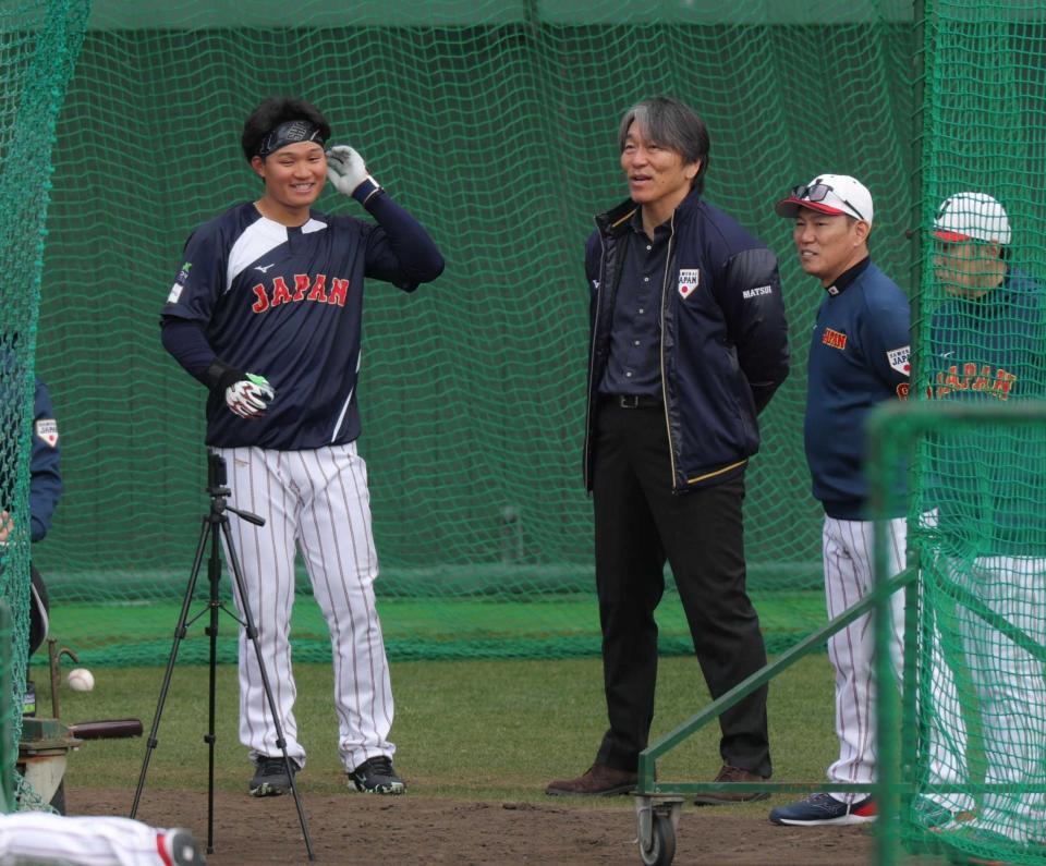 　次期監督候補に浮上した松井秀喜氏（中央）