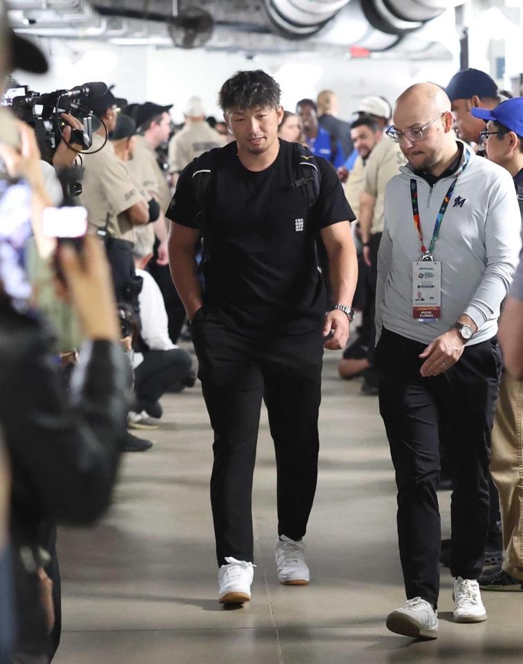 足を引きずりながら歩く鈴木