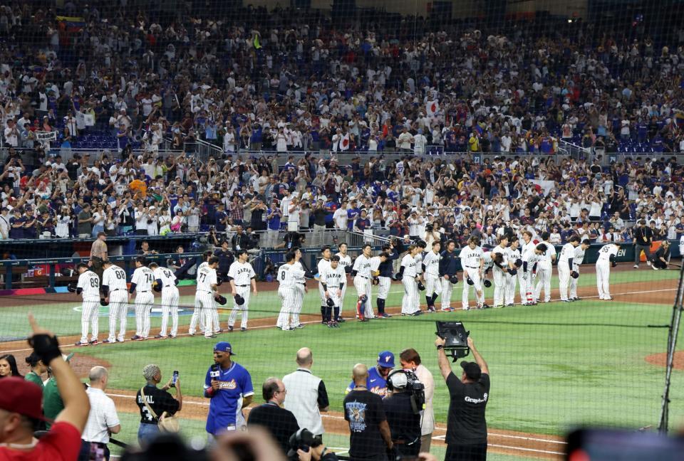 　ベネズエラに逆転負けを喫し、試合後一礼する侍ジャパンナイン（撮影・伊藤笙子）