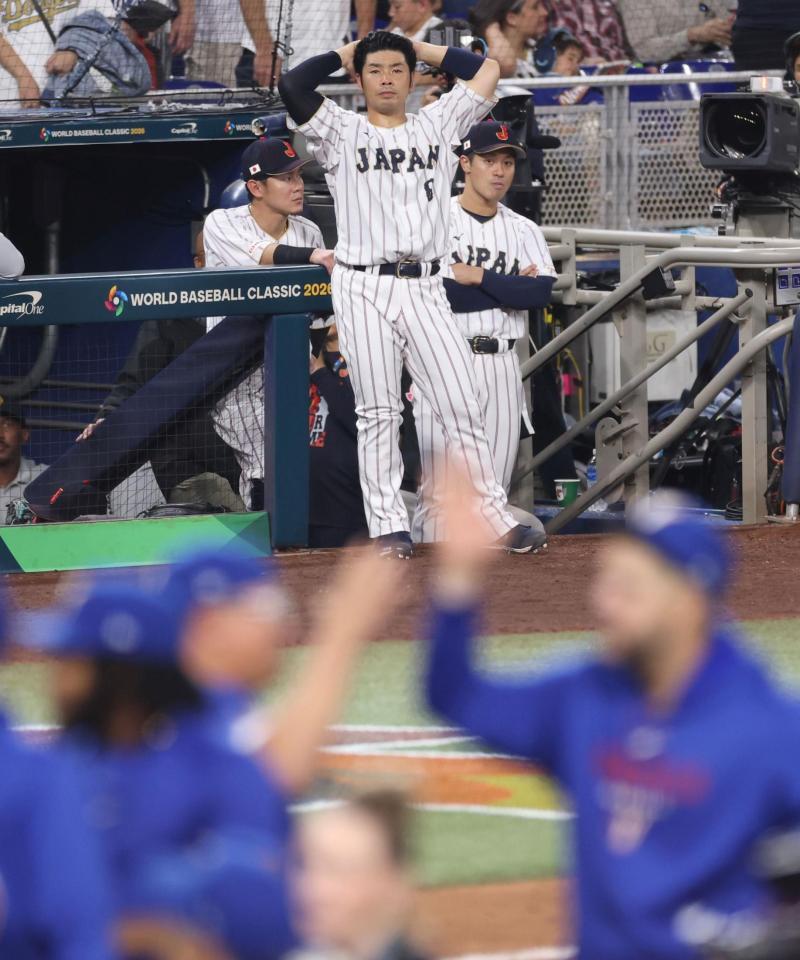 ベネズエラに敗れ、頭を抱える近藤（中央）＝撮影・伊藤笙子