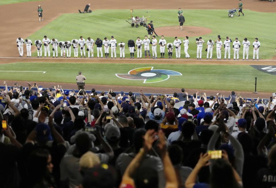 ベネズエラに敗れ、スタンドのファンにあいさつする日本代表の選手たち（共同）