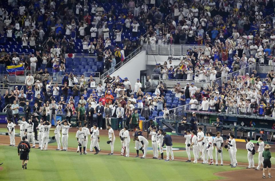 　ベネズエラに敗れ、整列する日本代表の選手たち（共同）