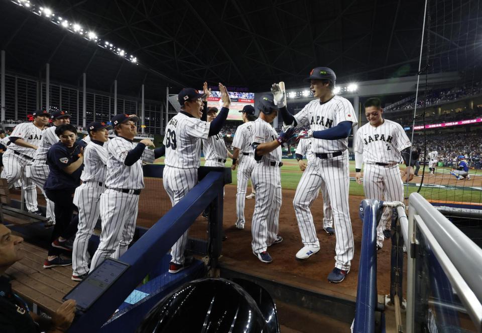 　１回、先頭打者本塁打を放った大谷（右から２人目）を迎える日本ベンチ（共同）