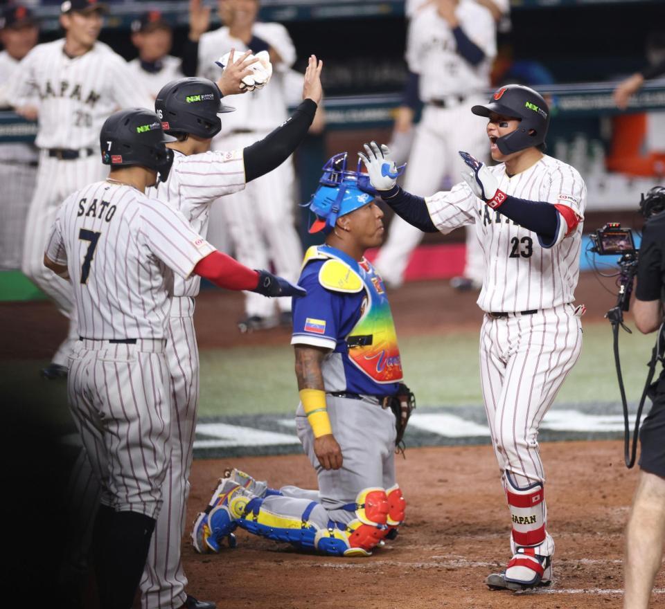 ３回、左越え３ランを放ち、佐藤輝（左）、大谷（中央）に迎えられる森下（撮影・伊藤笙子）