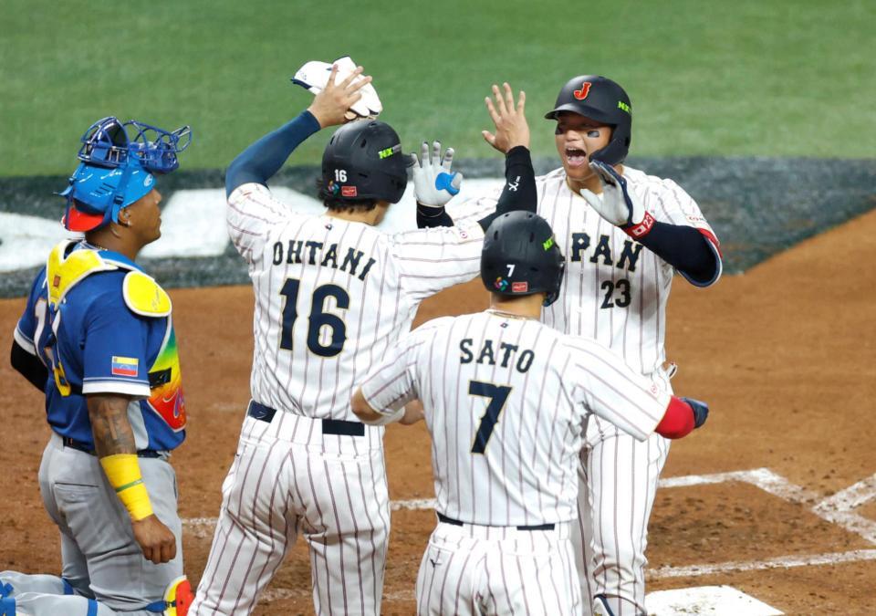 ３回、３ランを放った森下を迎える大谷（１６）と佐藤輝（７）＝共同