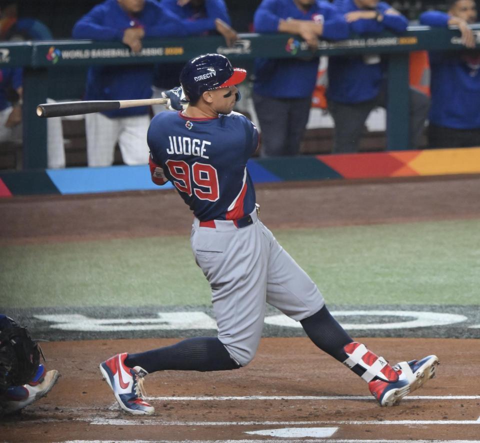 １回、左前打を放つ米国・ジャッジ（撮影・伊藤笙子）