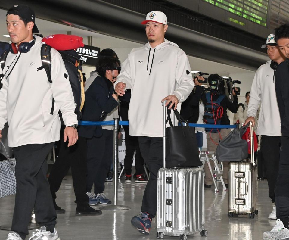 帰国した佐藤輝（撮影・持木克友）