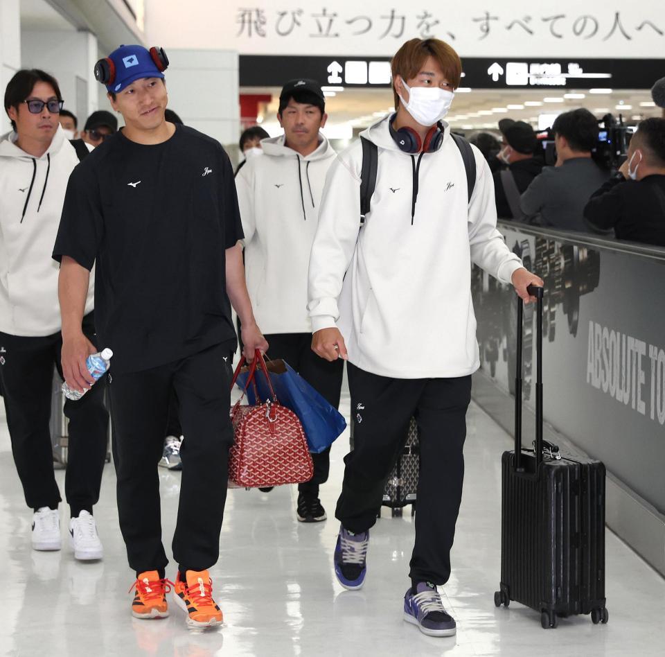 ＷＢＣを終え、帰国した高橋宏（手前右）と大勢（同左）