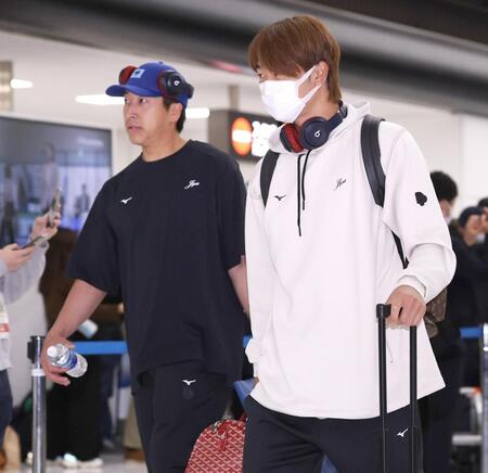 　帰国した高橋宏（右）と大勢